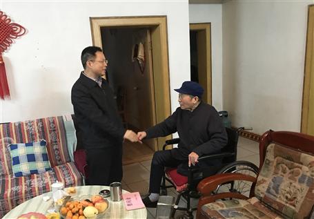 冬日關(guān)懷 慰問(wèn)離休老干部
