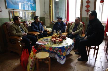 市國(guó)資委黨工委書記梁洪波慰問公司建國(guó)前老黨