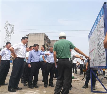 鄭俊康、吳煒到火車站周邊路網(wǎng)改造工程調(diào)研