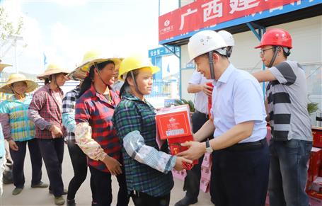 集團(tuán)公司黨委委員、副總經(jīng)理侯立林到公司施工一線送清涼