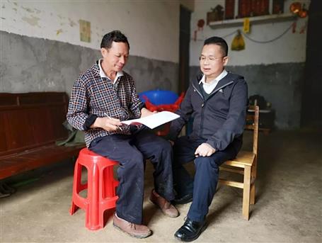 覃振華帶隊(duì)開(kāi)展精準(zhǔn)幫扶“一戶(hù)一冊(cè)一卡”入戶(hù)活動(dòng)
