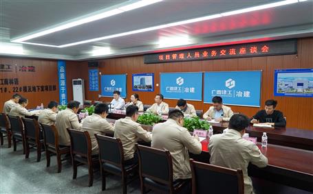 覃振華利用晚上時間到項(xiàng)目部與項(xiàng)目管理人員交流座談