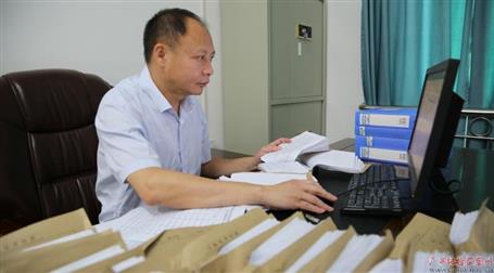 初心不改　本色不褪——記廣西勤廉榜樣、河池市紀(jì)委副書記、監(jiān)委副主任黃振林