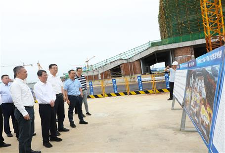 柳州市委書記吳煒、市長張壯到第十二分公司項目調研指導