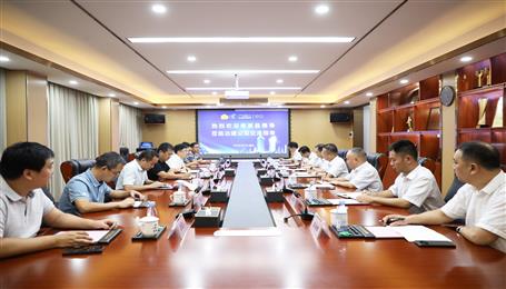 覃振華與鹿寨縣委副書記、縣長楊毅舉行工作會談