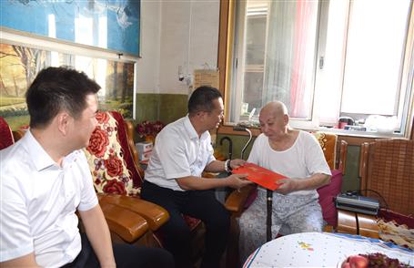 覃振華、賴海標(biāo)國慶節(jié)前慰問離休老干部