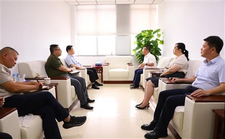 覃振華與柳北區(qū)委書記、區(qū)長石中華舉行工作會(huì)談