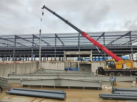 【奮戰(zhàn)三季度 打贏攻堅(jiān)戰(zhàn)】冶建第四分公司內(nèi)蒙古項(xiàng)目2#冷庫(kù)鋼結(jié)構(gòu)首吊成功！